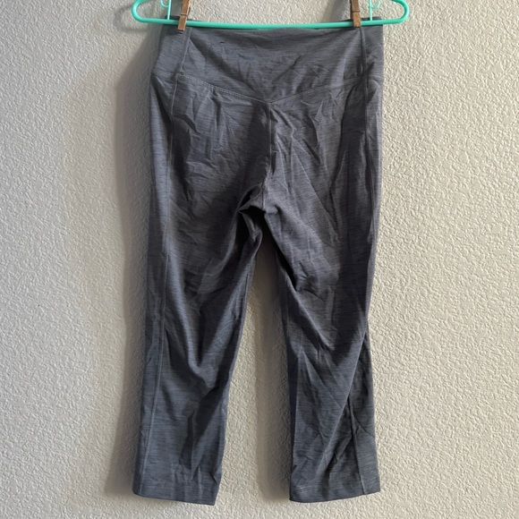 Nike Women’s Grey Capri Leggings with Waistband Pocket - Picture 2 of 4